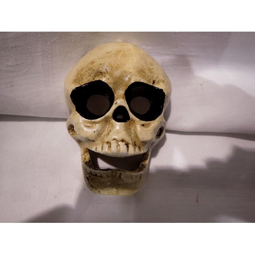 1039 - Cast iron skull bottle opener, H: 10 cm. UK P&P Group 1 (£16+VAT for the first lot and £2+VAT for su... 