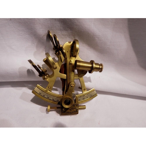 1068 - Miniature brass  sextant. UK P&P Group 1 (£16+VAT for the first lot and £2+VAT for subsequent lots) 