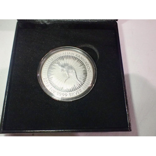 1083 - 1oz Australian Kangaroo commemorative coin in box. UK P&P Group 1 (£16+VAT for the first lot and £2+... 