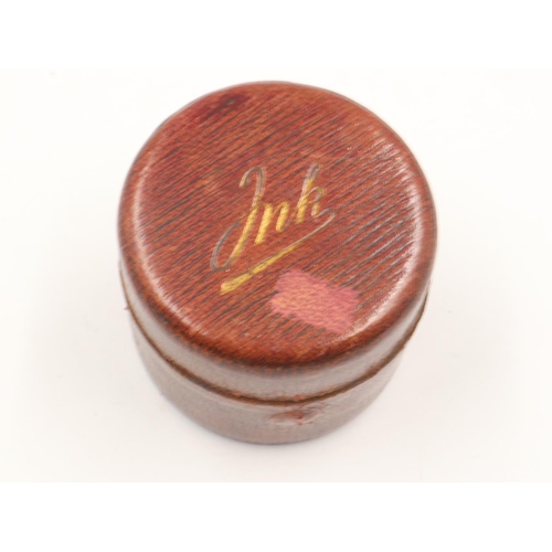 49 - Leather and brass Victorian travelling inkwell, hinge damaged. UK P&P Group 1 (£16+VAT for the first... 