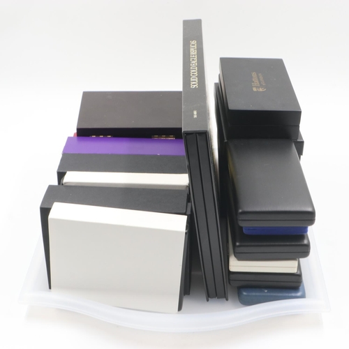 86 - Large quantity of coin set presentation boxes, no contents. UK P&P Group 3 (£30+VAT for the first lo... 