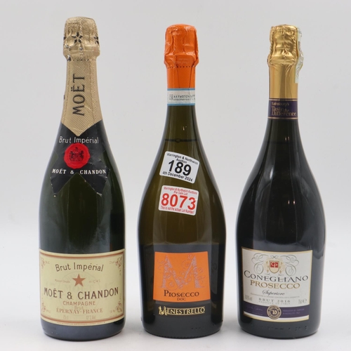 189 - Bottle of Moet & Chandon Champagne and two bottles of Prosecco. UK P&P Group 3 (£30+VAT for the firs... 