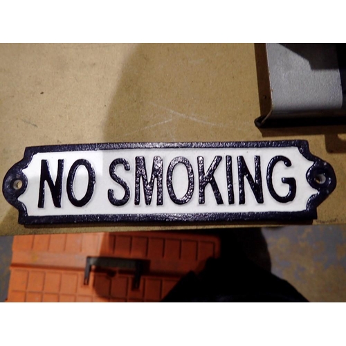 1986 - Cast iron No Smoking sign. UK P&P Group 1 (£16+VAT for the first lot and £2+VAT for subsequent lots)