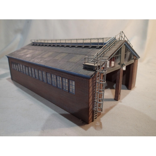 2039 - OO gauge Bachmann 44-017 Modern Service Depot, resin, excellent condition, unboxed. UK P&P Group 2 (... 