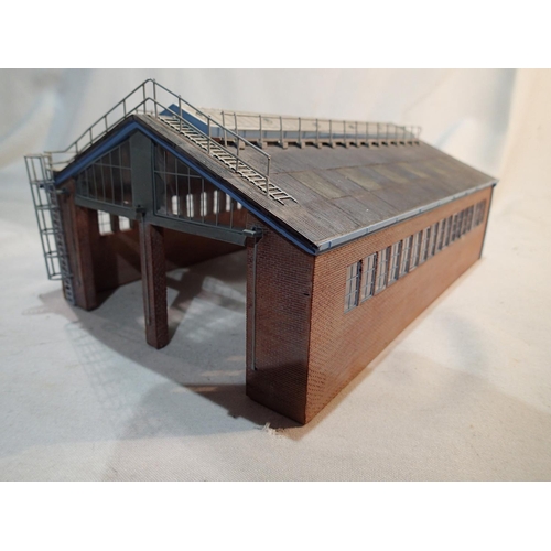 2039 - OO gauge Bachmann 44-017 Modern Service Depot, resin, excellent condition, unboxed. UK P&P Group 2 (... 