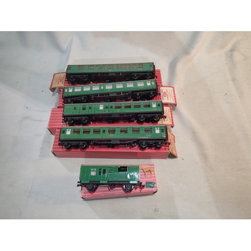 2040 - Five Hornby Dublo, three 4054, one 4055, and 4316 horse box with horse, one door broke, mostly good ... 