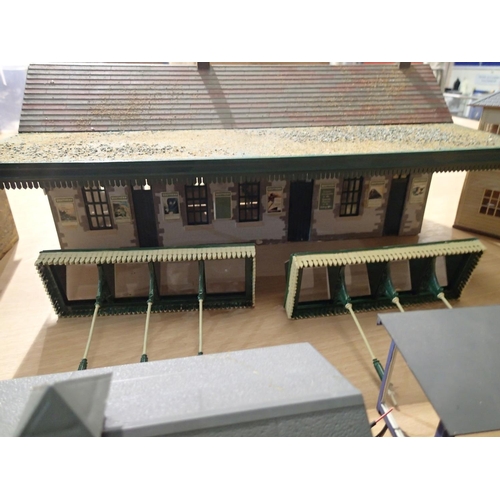 2068 - O gauge selection of card/plastic buildings, kit/scratch built, including station, signal box, engin... 