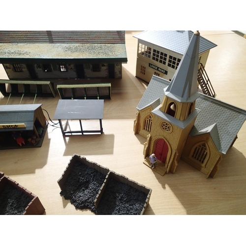 2068 - O gauge selection of card/plastic buildings, kit/scratch built, including station, signal box, engin... 