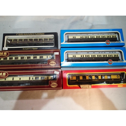 2091 - Six OO gauge coaches, including two Airfix Centenary, chocolate/cream suburban B set, Hornby Pullman... 