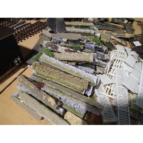 2097 - O gauge, selection of track, three points, various makes, plus hedges, walling and fencing, all ex l... 