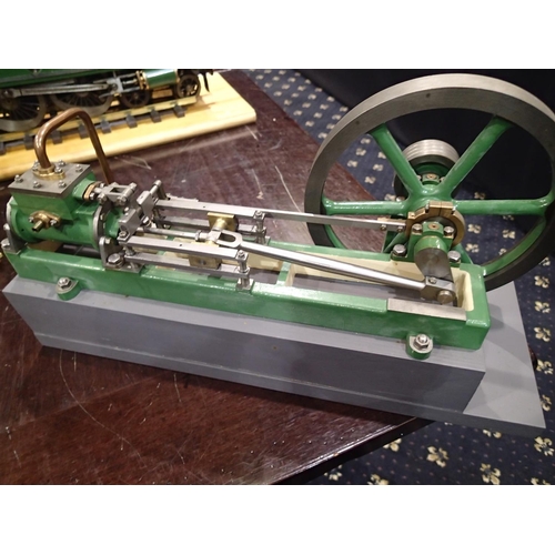 2124 - Live steam horizontal mill engine, 7inch diameter flywheel, 15inch long, 6inch wide, been a display ... 