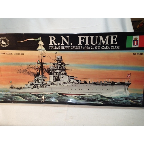 2402 - Tauro Models 1/400 scale WWII Italian cruiser, R.N Fiume, appears complete, unchecked. UK P&P Group ... 