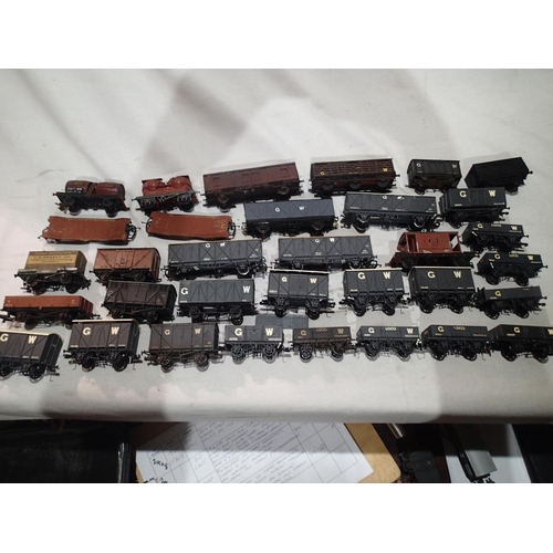 2412 - OO gauge, approximately thirty kit built wagons, various types, mostly good condition. UK P&P Group ... 