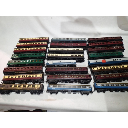 2413 - OO scale, twenty four coaches, various makes and types, fair condition, some may require attention. ... 