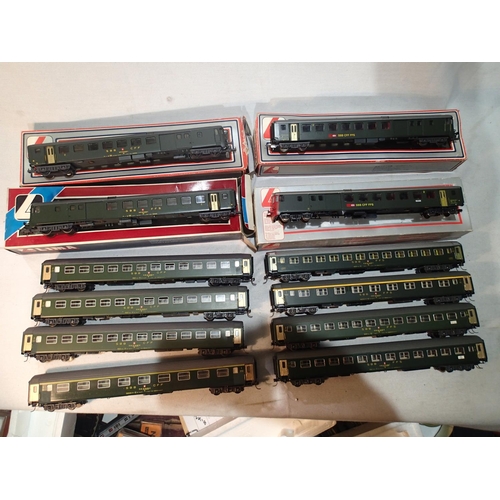 2419 - HO scale Continental outline coaches, eight Lilliput OBB FFS/OBB CFF green coaches unboxed, and four... 