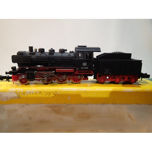 2422 - N gauge Continental outline locomotive Minitrix 2029 Mogul, D.B black/red, very good to excellent co... 