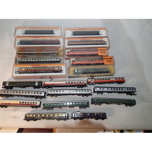 2428 - Twenty one N gauge Continental outline coaches, ten boxed, various makes and types, mostly excellent... 