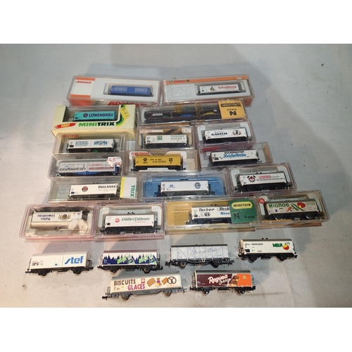 2429 - Twenty three N gauge Continental outline wagons, six unboxed, various makes and types, mostly excell... 