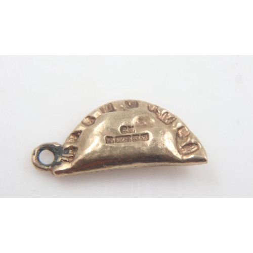 29 - 9ct gold Cornish Pasty charm, H: 15 mm, 1.6g. UK P&P Group 0 (£6+VAT for the first lot and £1+VAT fo... 