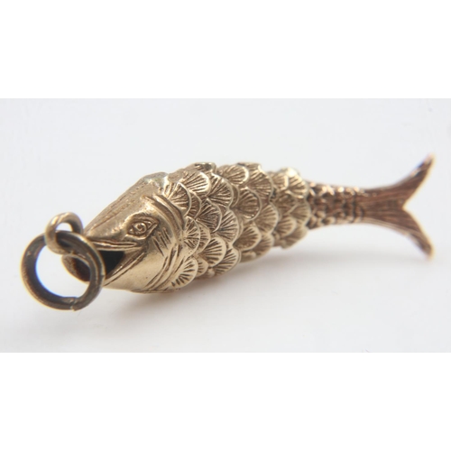 49 - 9ct gold articulated fish pendant, H: 40 mm, 5.7g. UK P&P Group 0 (£6+VAT for the first lot and £1+V... 