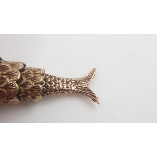 49 - 9ct gold articulated fish pendant, H: 40 mm, 5.7g. UK P&P Group 0 (£6+VAT for the first lot and £1+V... 