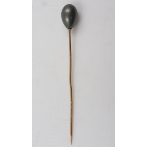 56 - Grey pearl and unmarked gold stick pin, 2.0g. UK P&P Group 0 (£6+VAT for the first lot and £1+VAT fo... 