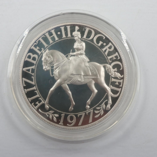 122 - Cased silver crown in commemoration of The Queen Elizabeth II 1977 jubilee. UK P&P Group 1 (£16+VAT ... 