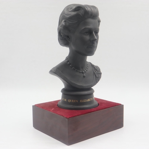 192 - Doulton bust, Queen Elizabeth, black basalt, no cracks or chips, H: 28 cm. UK P&P Group 2 (£20+VAT f... 