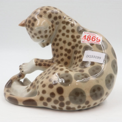 199 - Large Lomonosov figure of a leopard, H: 19 cm. UK P&P Group 2 (£20+VAT for the first lot and £4+VAT ... 