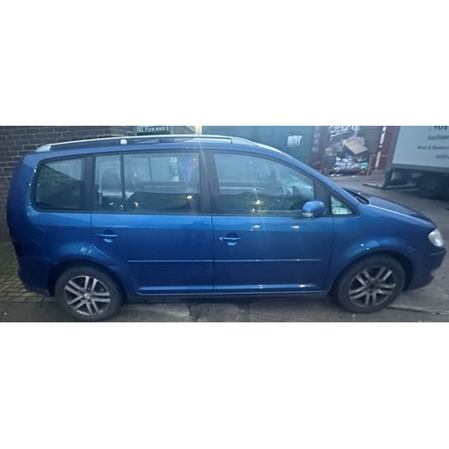 1000B - Volkswagen Touran SE TDI 105, Blue, 166,464 miles, MOT until 23/05/2025, one key present, V5C presen... 