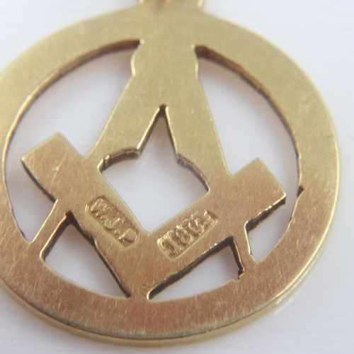 88B - 18ct gold circular Masonic fob, chased and featuring the Square & Compass, 3.9g. UK P&P Group 0 (£6+... 