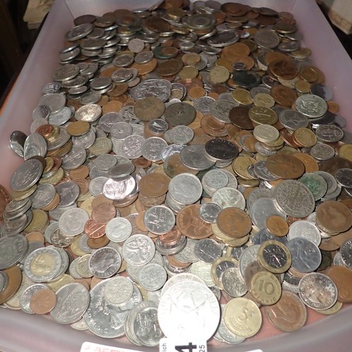 1114 - Large quantity of UK and world coins. Approximately 6kg. Not available for in-house P&P