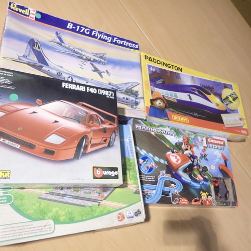 2151 - 5 boxed model kits and playsets to include a factory sealed Bburago #7032 1/18 scale Ferrari F40 (19... 