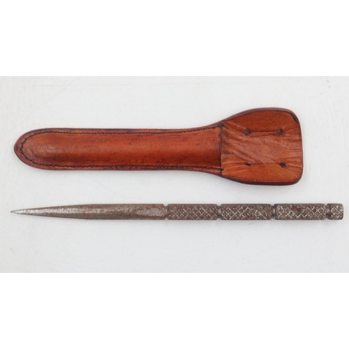 2104 - WWII SOE wrist dagger in leather Sheath. UK P&P Group 2 (£20+VAT for the first lot and £4+VAT for su... 