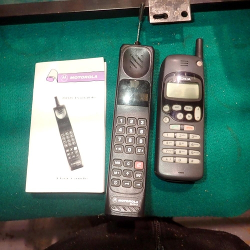 1062 - Two vintage mobile phones, Motorola 888 and Nokia. UK P&P Group 2 (£20+VAT for the first lot and £4+... 