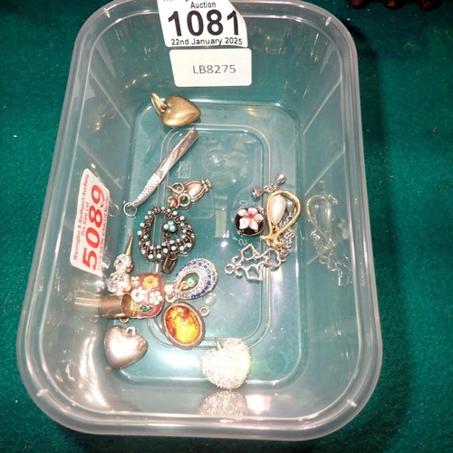 1081 - Quantity of modern costume pendants.UK P&P Group 1 (£16+VAT for the first lot and £2+VAT for subsequ... 