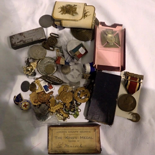 1110 - Mixed items including medals. UK P&P Group 2 (£20+VAT for the first lot and £4+VAT for subsequent lo... 