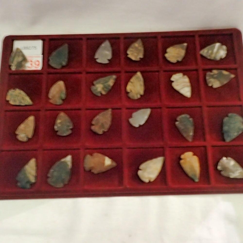 1174 - Twenty four flint stone arrowheads with presentation tray.UK P&P Group 1 (£16+VAT for the first lot ... 