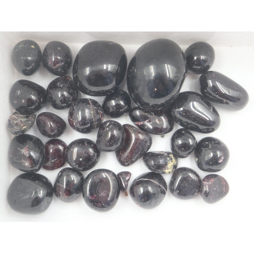 27 - Varying garnet stones, total of over 900cts. UK P&P Group 1 (£16+VAT for the first lot and £2+VAT fo... 