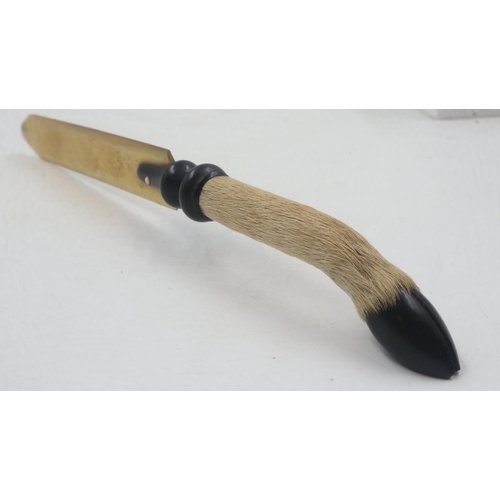 72 - Taxidermic letter opener, L: 23 cm. UK P&P Group 1 (£16+VAT for the first lot and £2+VAT for subsequ... 