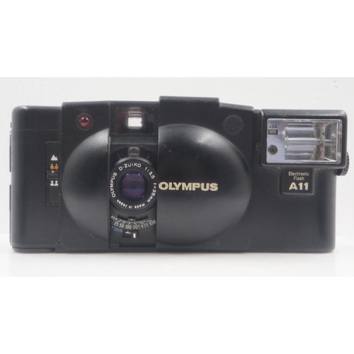 89 - Olympus XA2. UK P&P Group 1 (£16+VAT for the first lot and £2+VAT for subsequent lots)