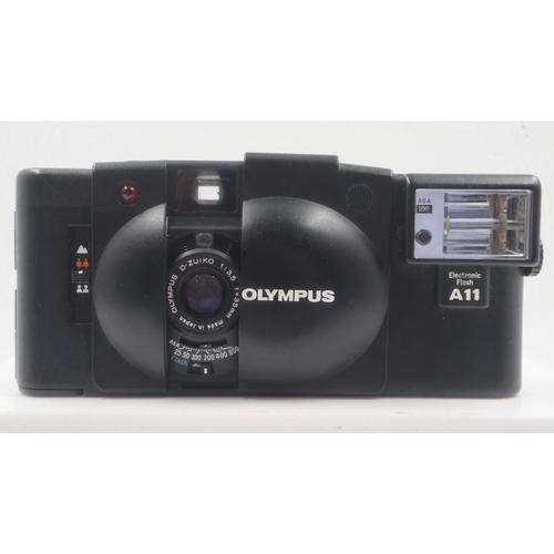 92 - Olympus XA2 film camera. UK P&P Group 1 (£16+VAT for the first lot and £2+VAT for subsequent lots)