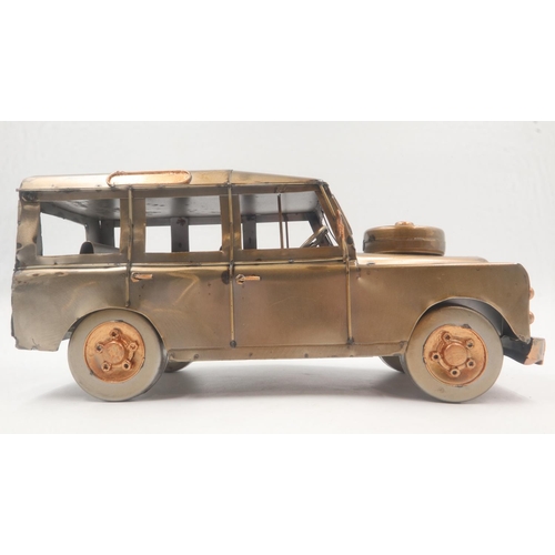 256 - Tin plate Land Rover model. UK P&P Group 2 (£20+VAT for the first lot and £4+VAT for subsequent lots... 