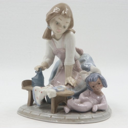 138 - Lladro figure, My Chores. UK P&P Group 2 (£20+VAT for the first lot and £4+VAT for subsequent lots)