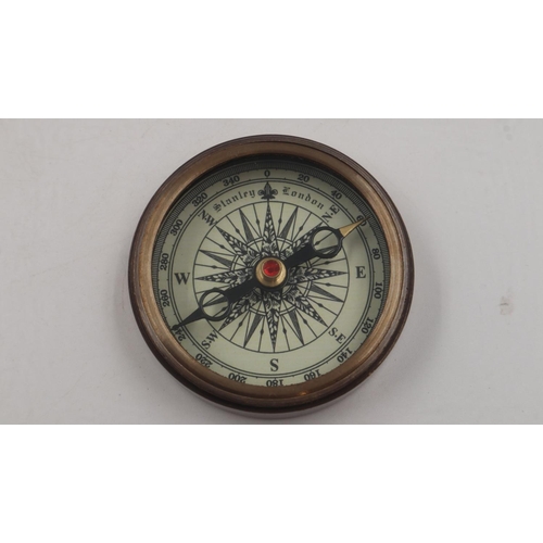 249A - Brass compass with screw top. UK P&P Group 2 (£20+VAT for the first lot and £4+VAT for subsequent lo... 