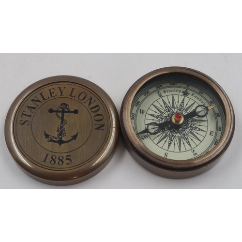 249A - Brass compass with screw top. UK P&P Group 2 (£20+VAT for the first lot and £4+VAT for subsequent lo... 