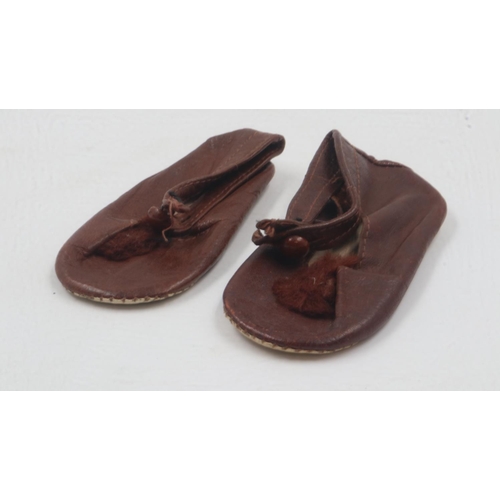 274A - Pair of vintage childs shoes. UK P&P Group 1 (£16+VAT for the first lot and £2+VAT for subsequent lo... 