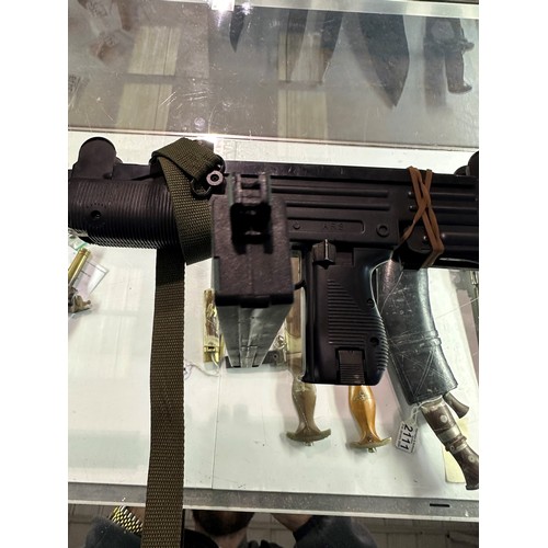 2022 - ARS Israeli style airsoft machine gun and an airsoft pistol (2), both made of plastic, both spring l... 