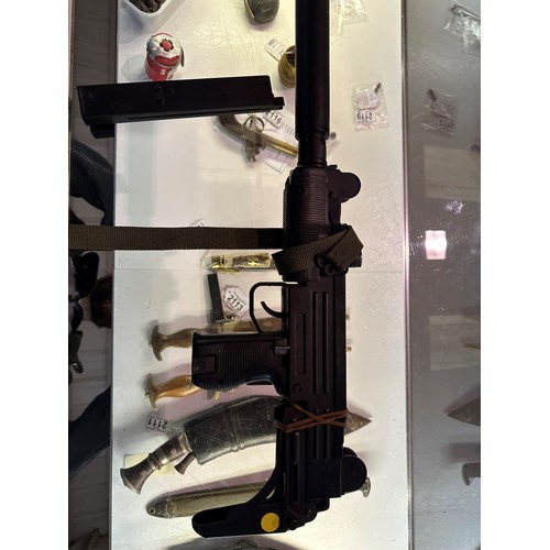 2022 - ARS Israeli style airsoft machine gun and an airsoft pistol (2), both made of plastic, both spring l... 