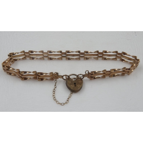 10 - 9ct gold gate-link bracelet with padlock clasp, closed L: 85mm, 3.7g. UK P&P Group 0 (£6+VAT for the... 